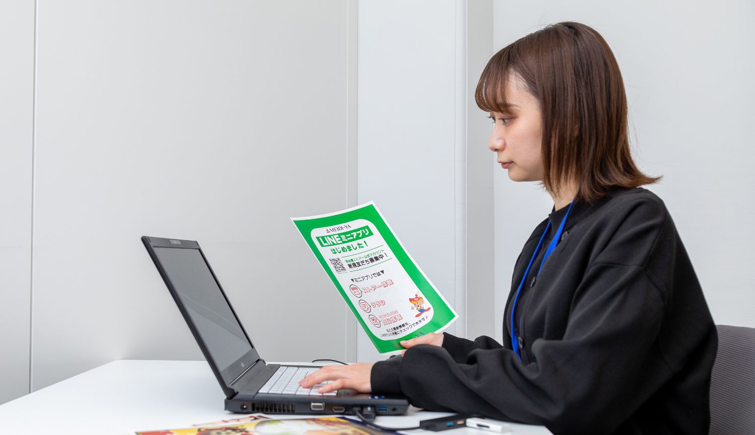 販促企画業務を行なっている様子