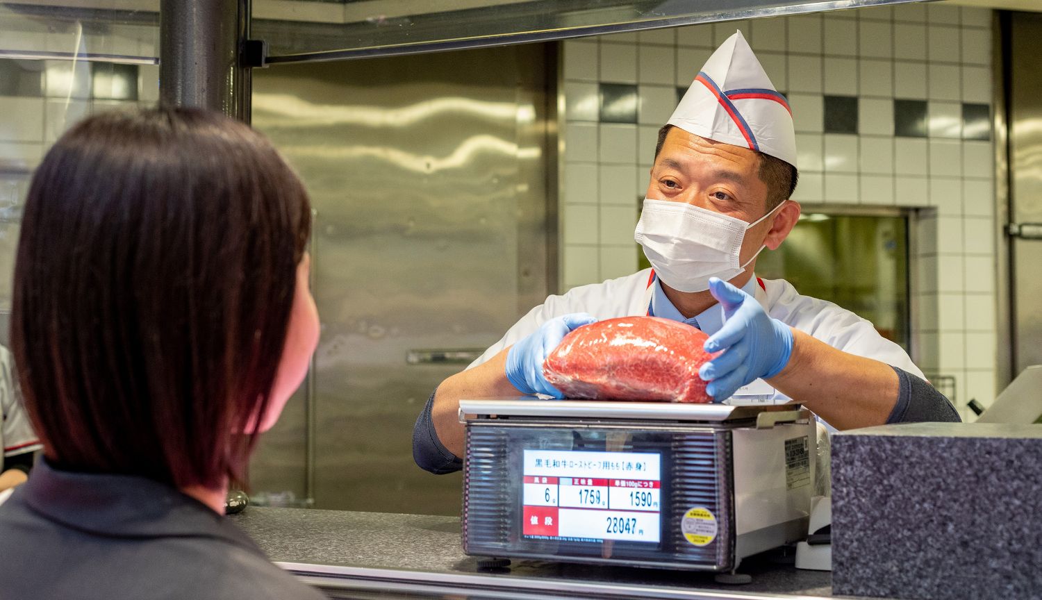 お客さまに対して丁寧に接客を行う様子