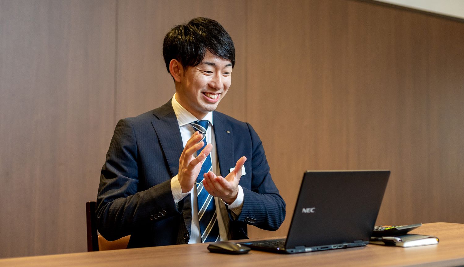 WEB会議で製品を説明する様子