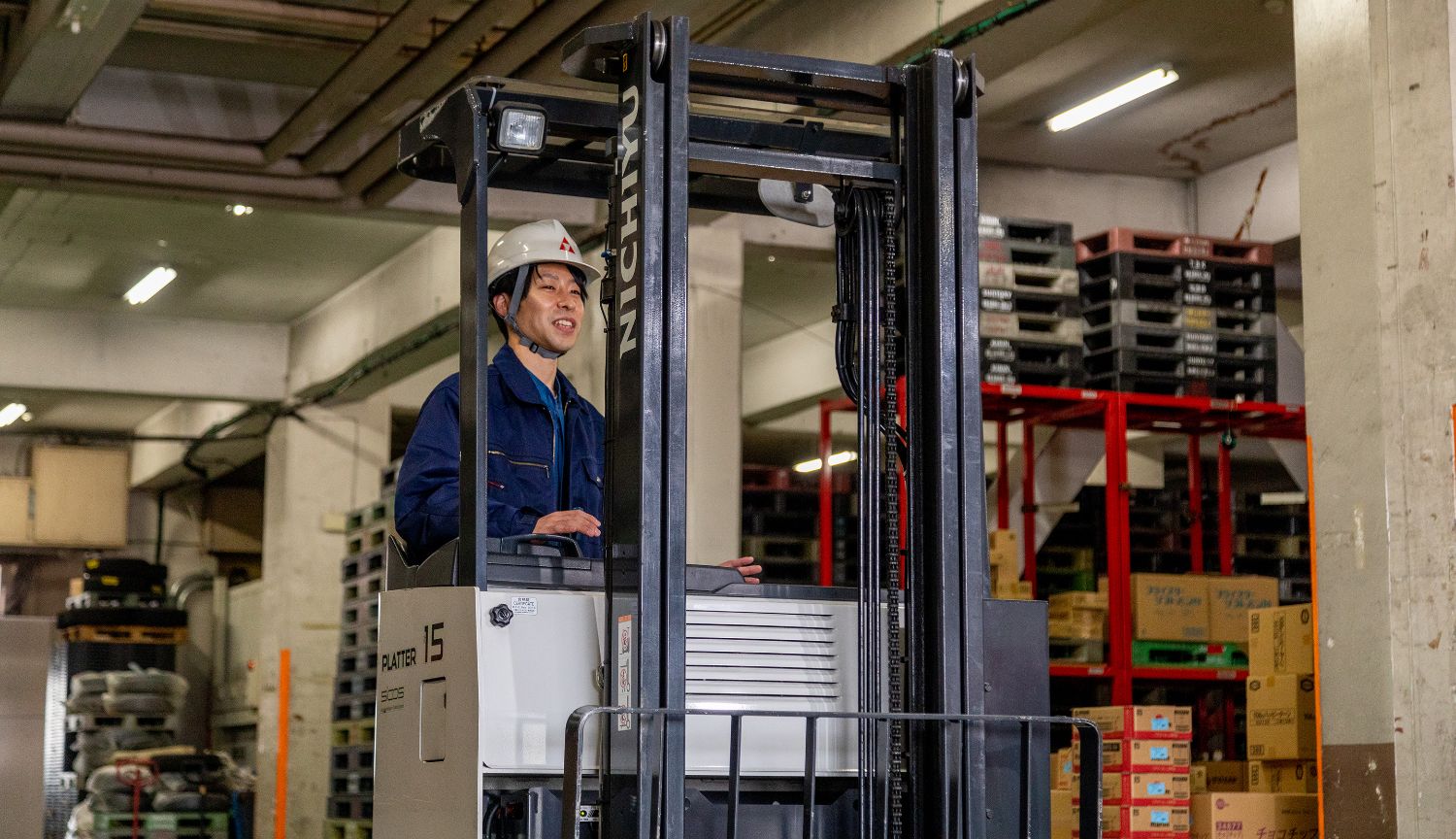 フォークリフトで働く様子