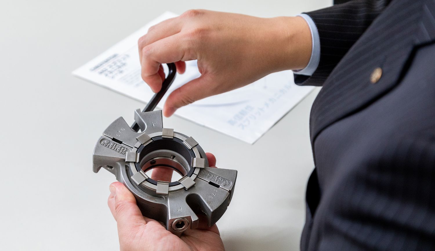 製品を説明している様子