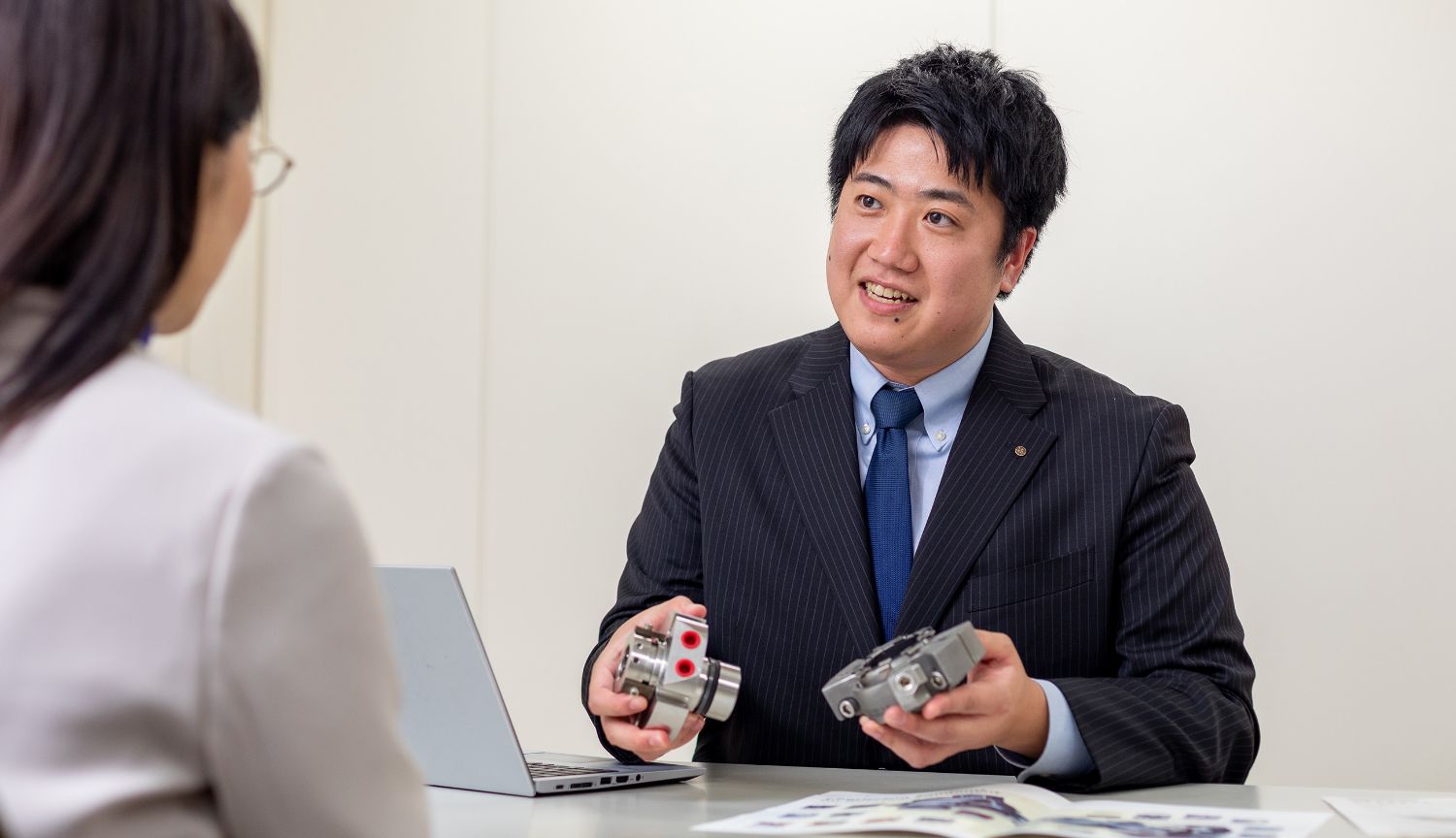 製品を説明している様子