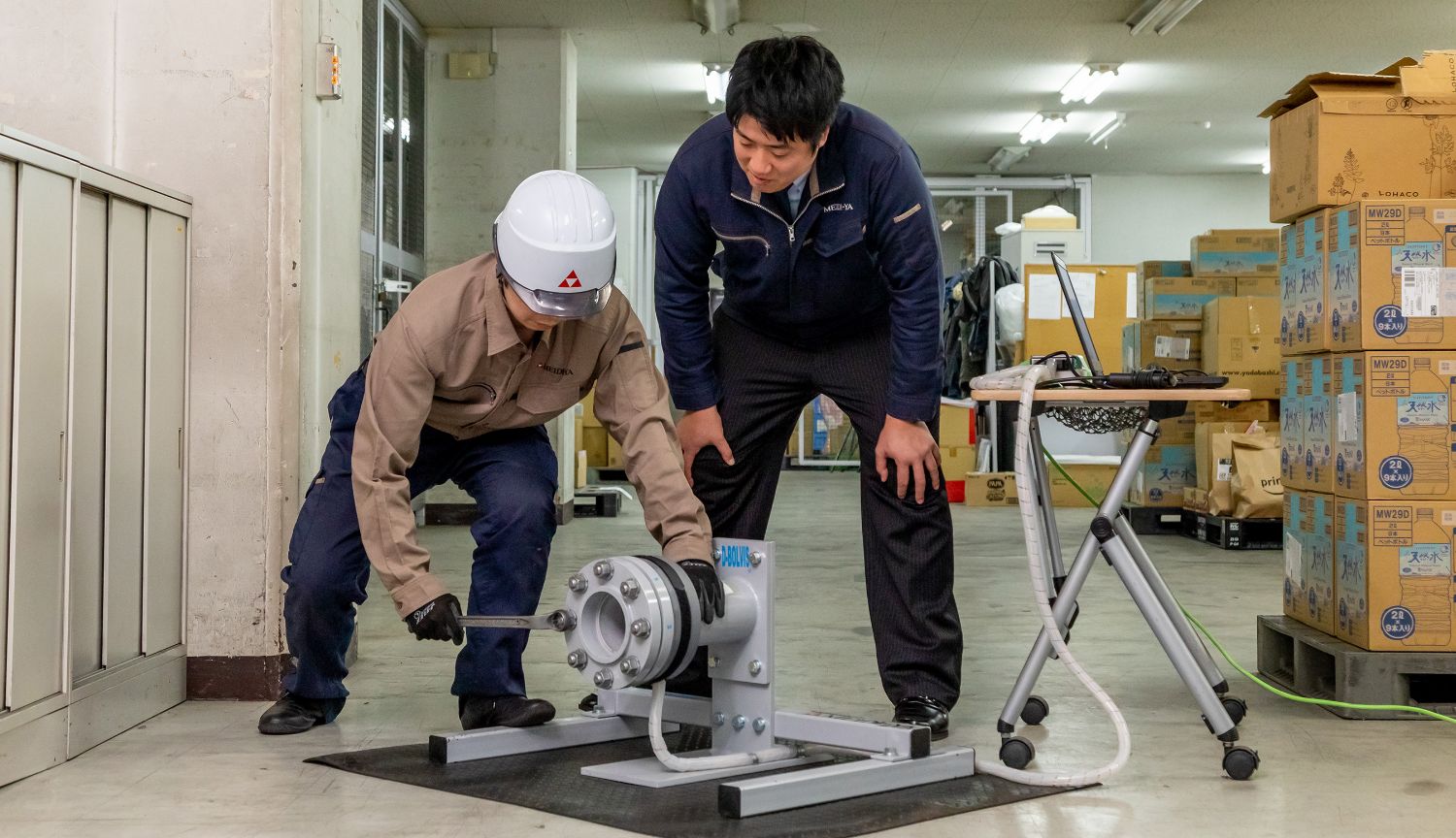 フランジの締結技能訓練の様子